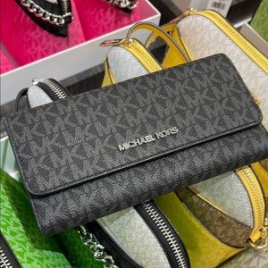 Michael Kors Jet Set Large Signature Logo Tri-Fold Wallet
Black 
NWT